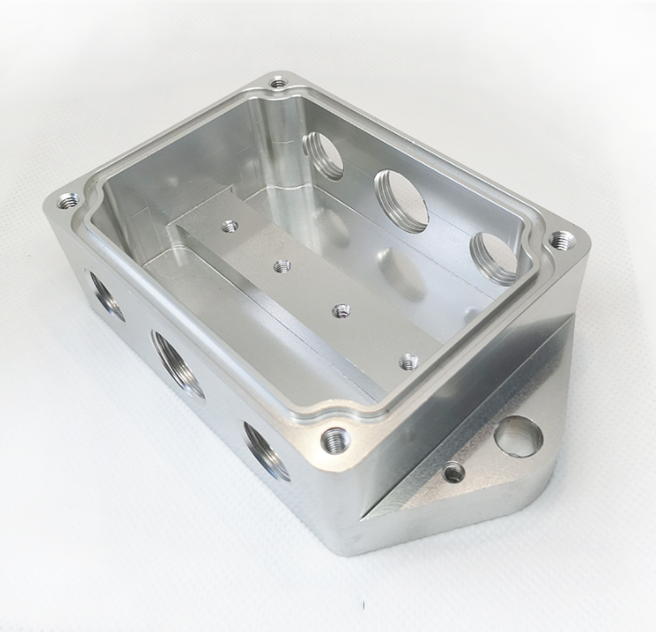 Perforación CNC personalizada que golpea el perfil de material de aluminio fundido a presión